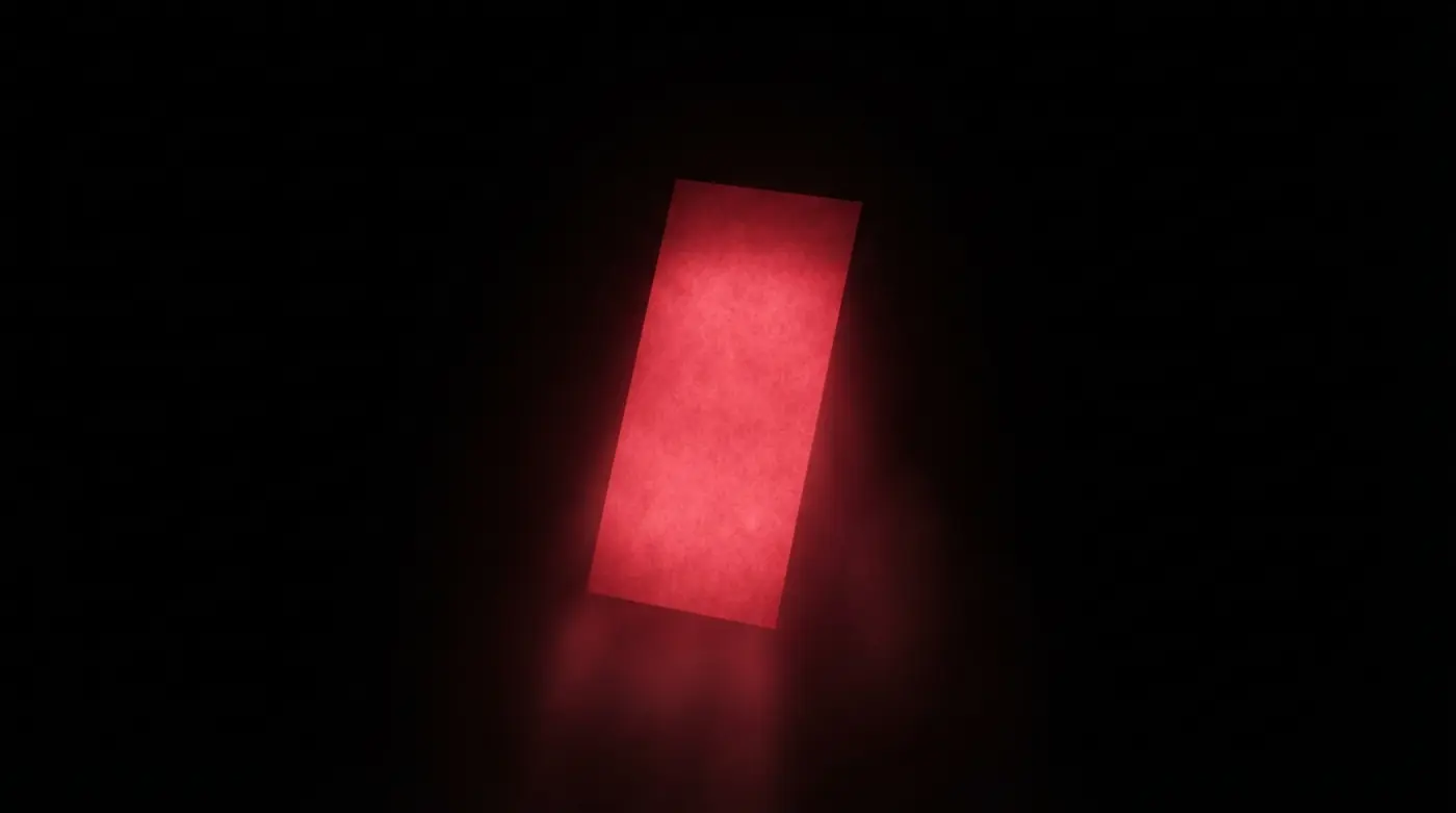Composición abstracta de un ticket de venta rojo brillante sobre fondo negro